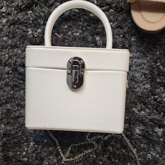 Urban Outfitters White Chain HandbagVery good condition - Picture 4 of 9